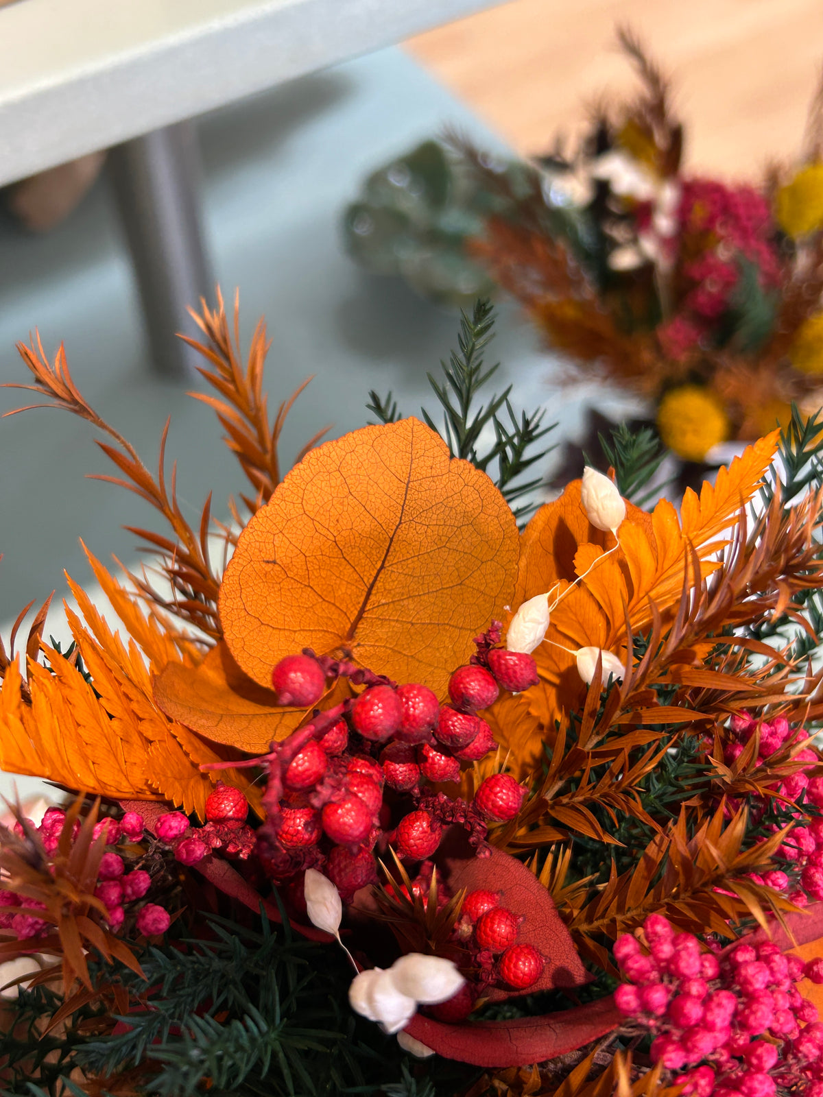 Composition florale stabilisée « Garance ». Centre de table.