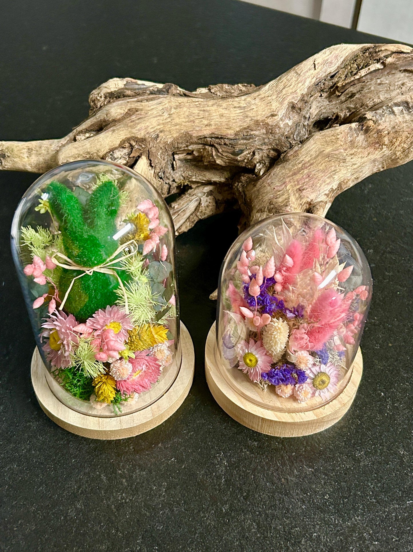 Composition florale sous cloche « Lapin au Jardin »