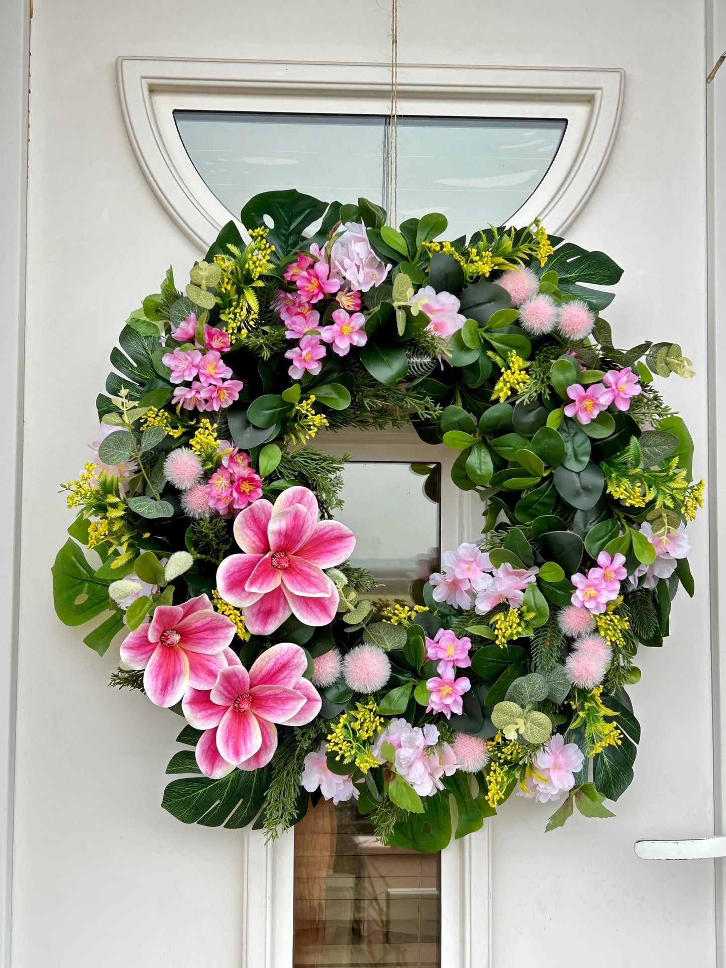Couronne de printemps XXL composée de plantes et de fleurs artificielles. Couronne de porte quatre saisons