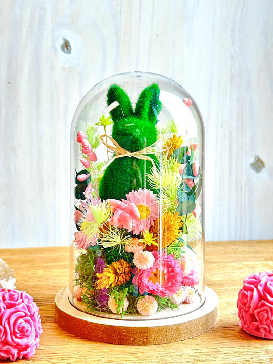 Composition florale sous cloche « Lapin au Jardin »