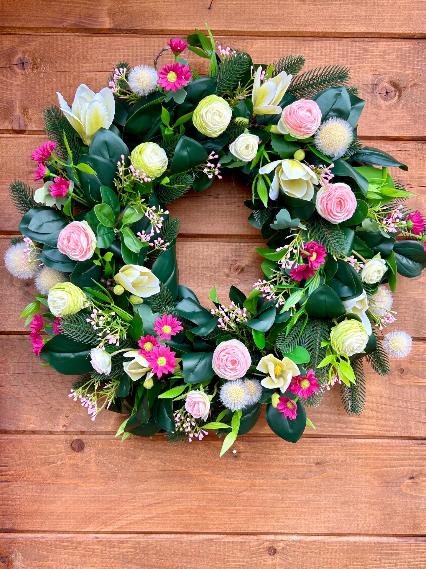 Couronne de printemps en plantes et de fleurs artificielles.