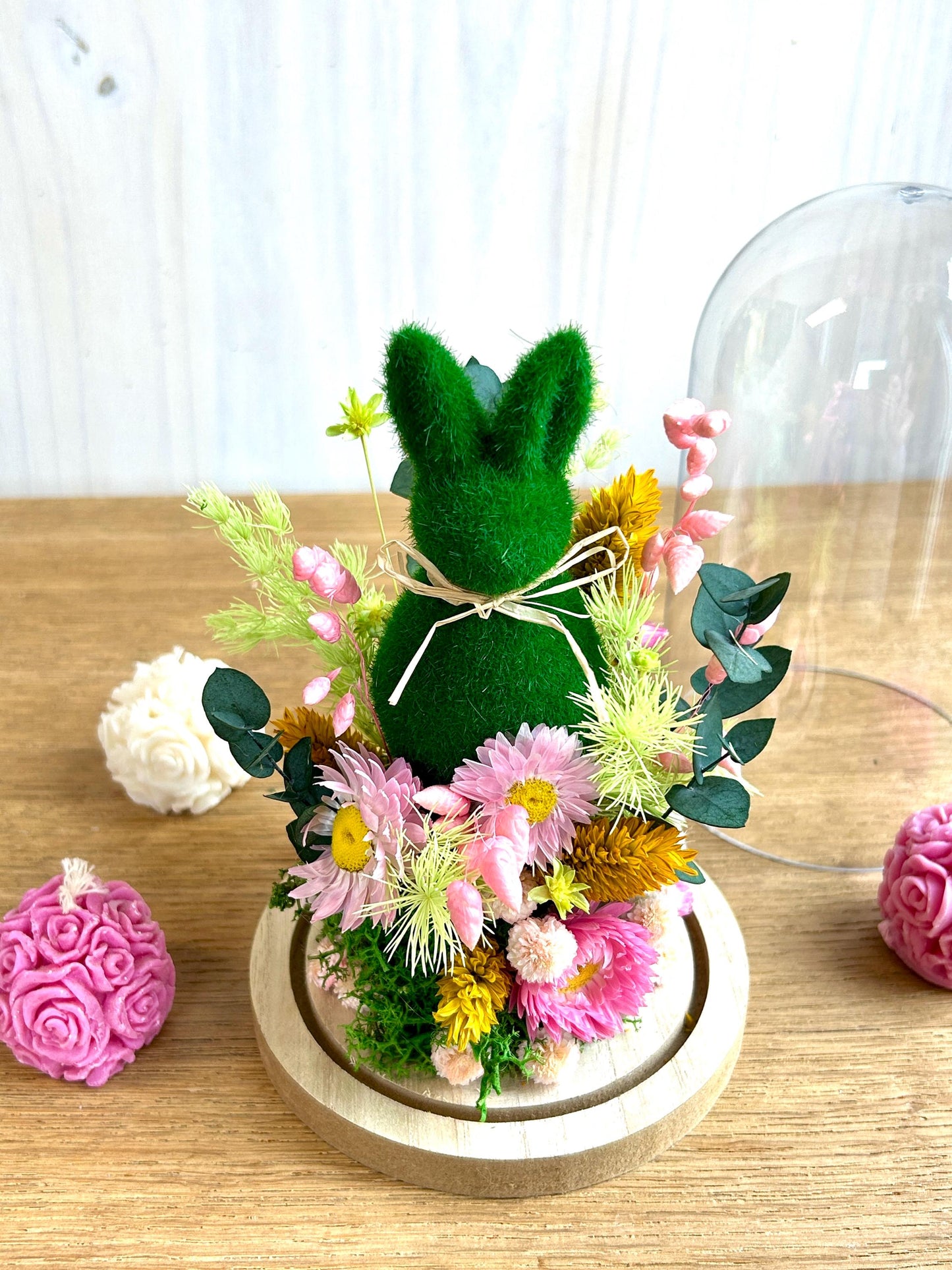 Composition florale sous cloche « Lapin au Jardin »