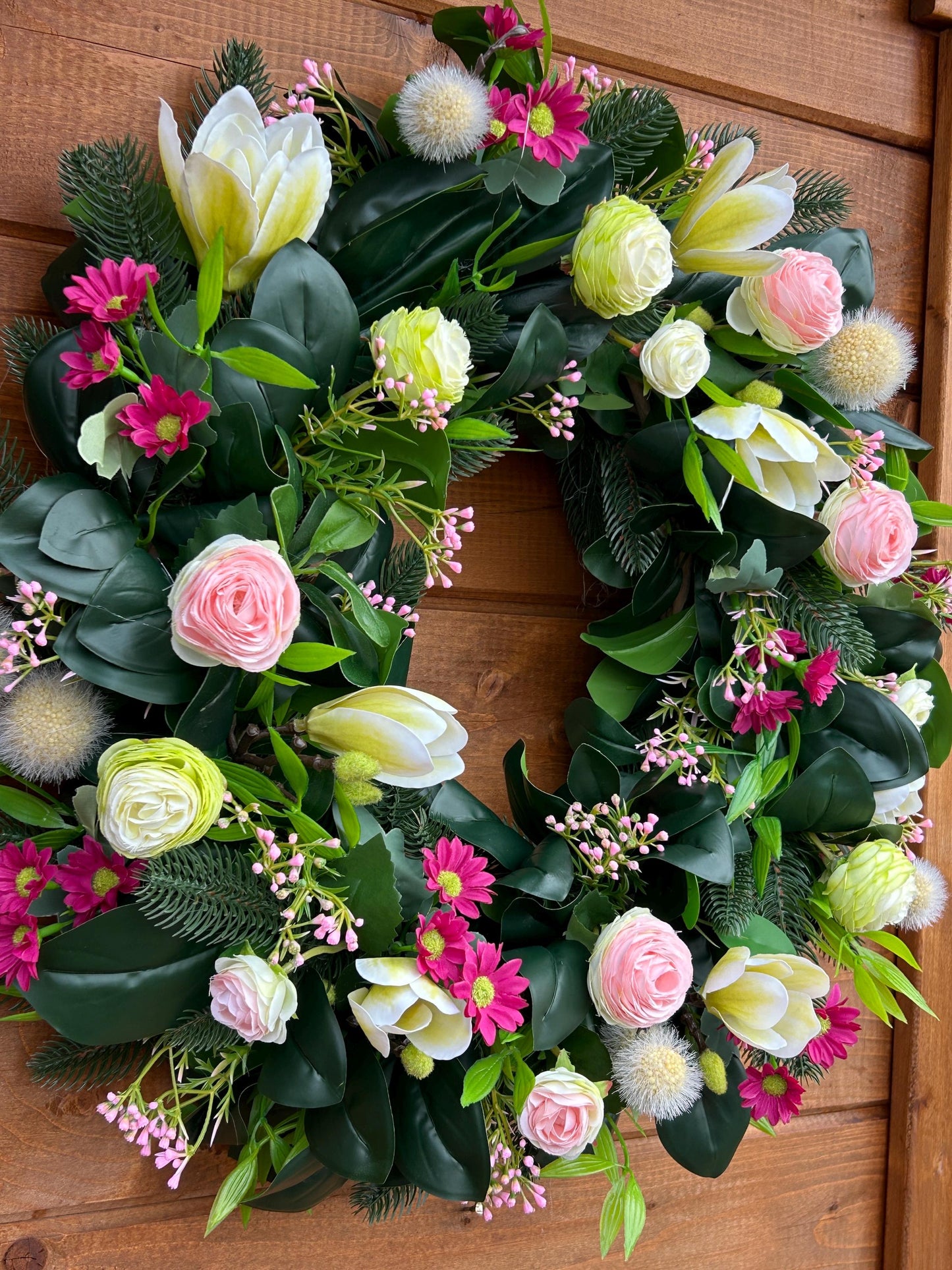 Couronne de printemps en plantes et de fleurs artificielles.