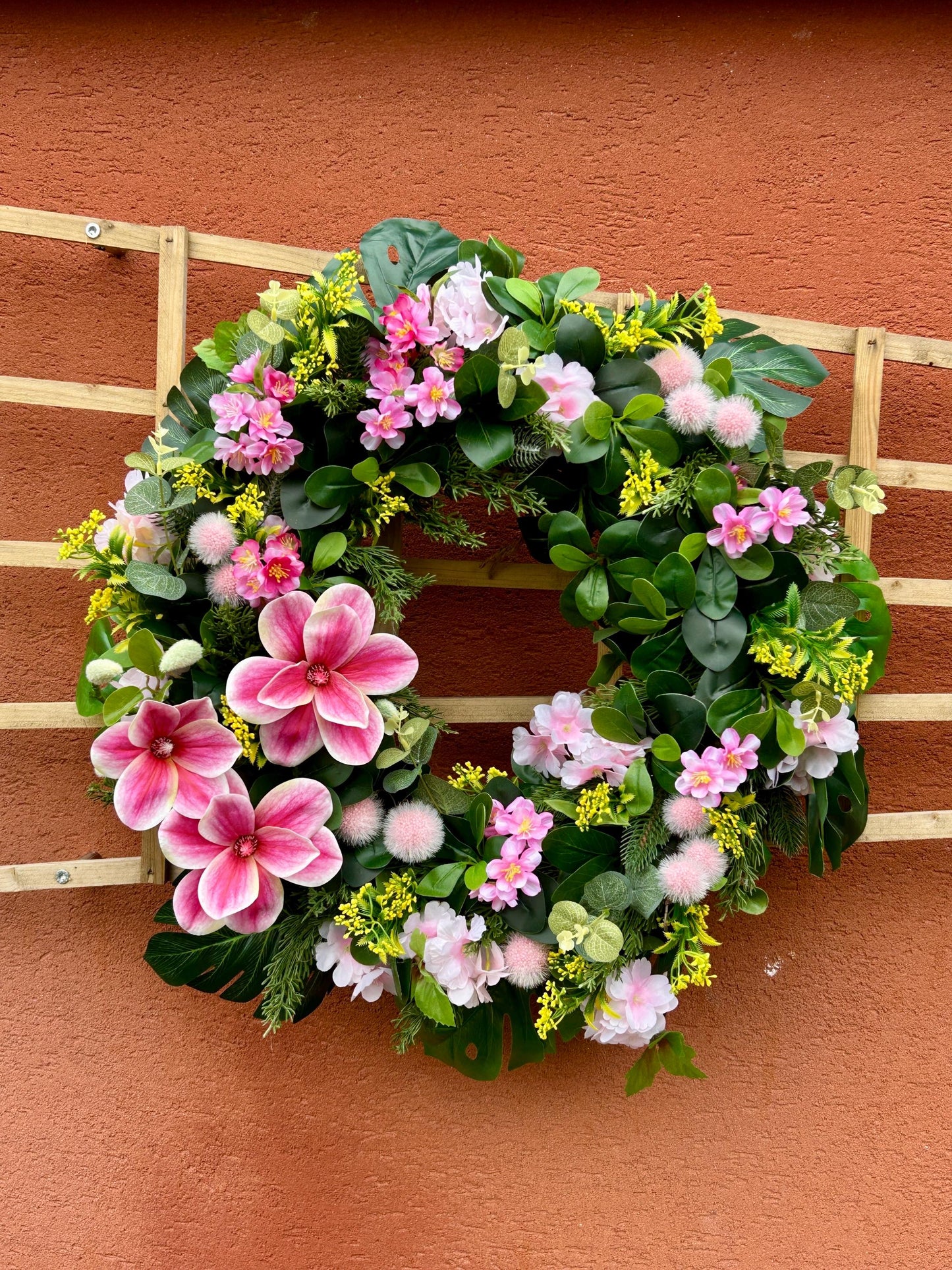 Couronne de printemps XXL composée de plantes et de fleurs artificielles. Couronne de porte quatre saisons