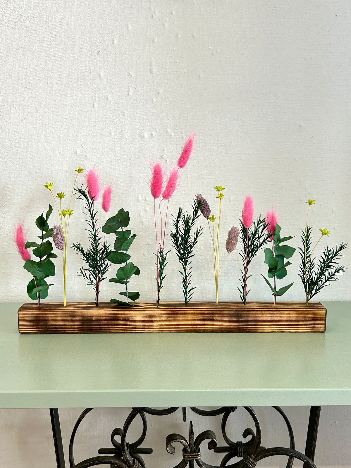 Barre florale en bois finition brûlée 30 cm – fleurs séchées et végétaux stabilisés