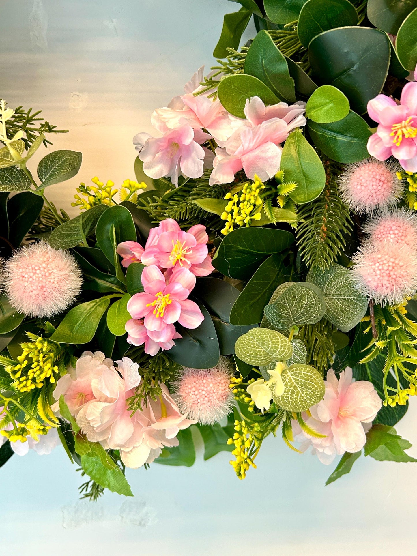 Couronne de printemps XXL composée de plantes et de fleurs artificielles. Couronne de porte quatre saisons
