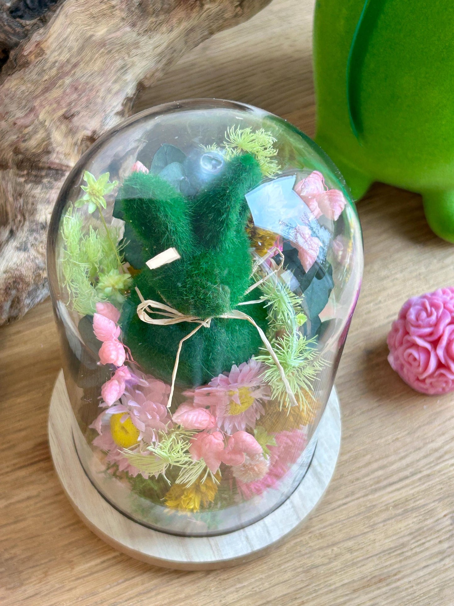 Composition florale sous cloche « Lapin au Jardin »