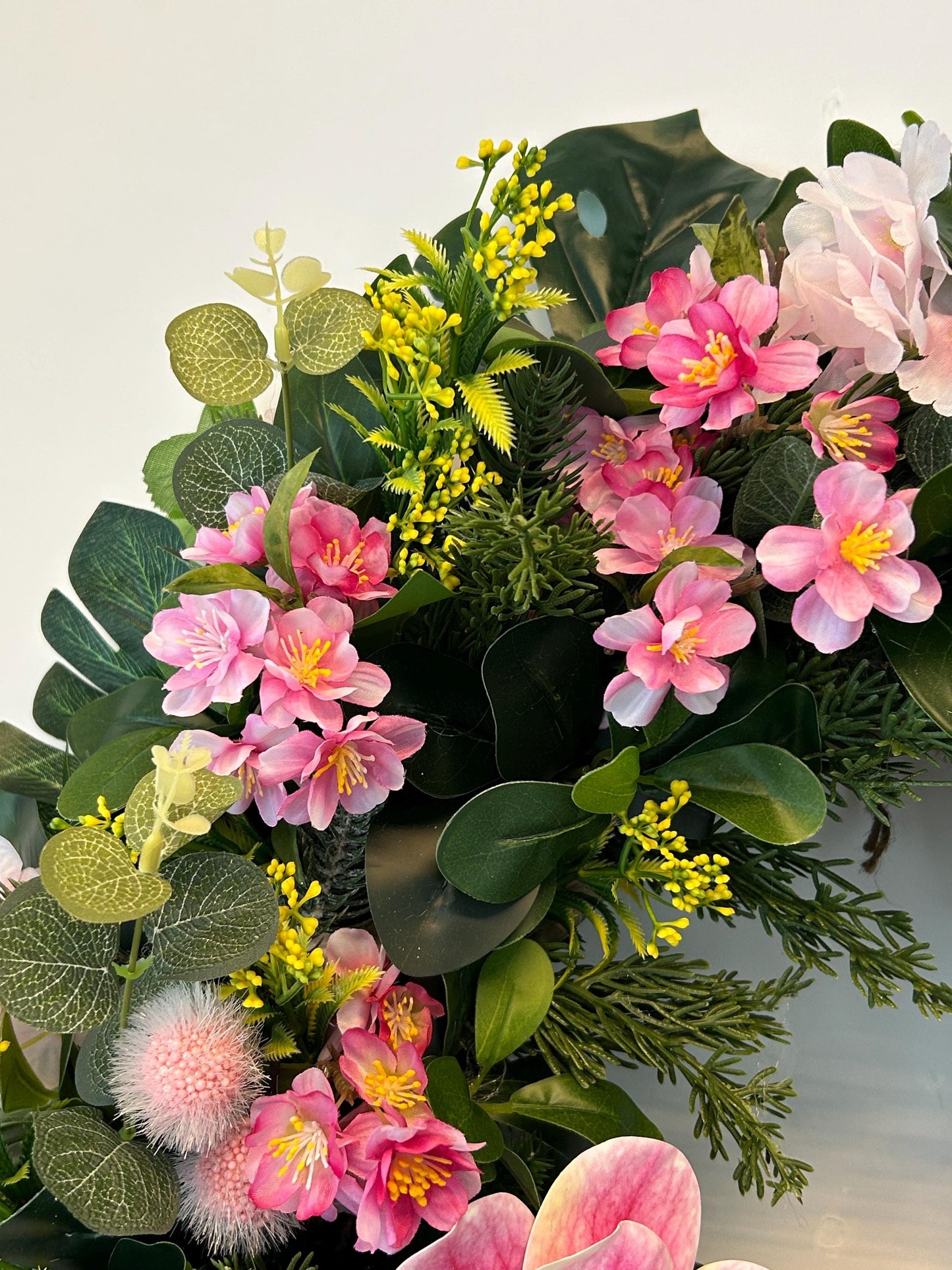 Couronne de printemps XXL composée de plantes et de fleurs artificielles. Couronne de porte quatre saisons