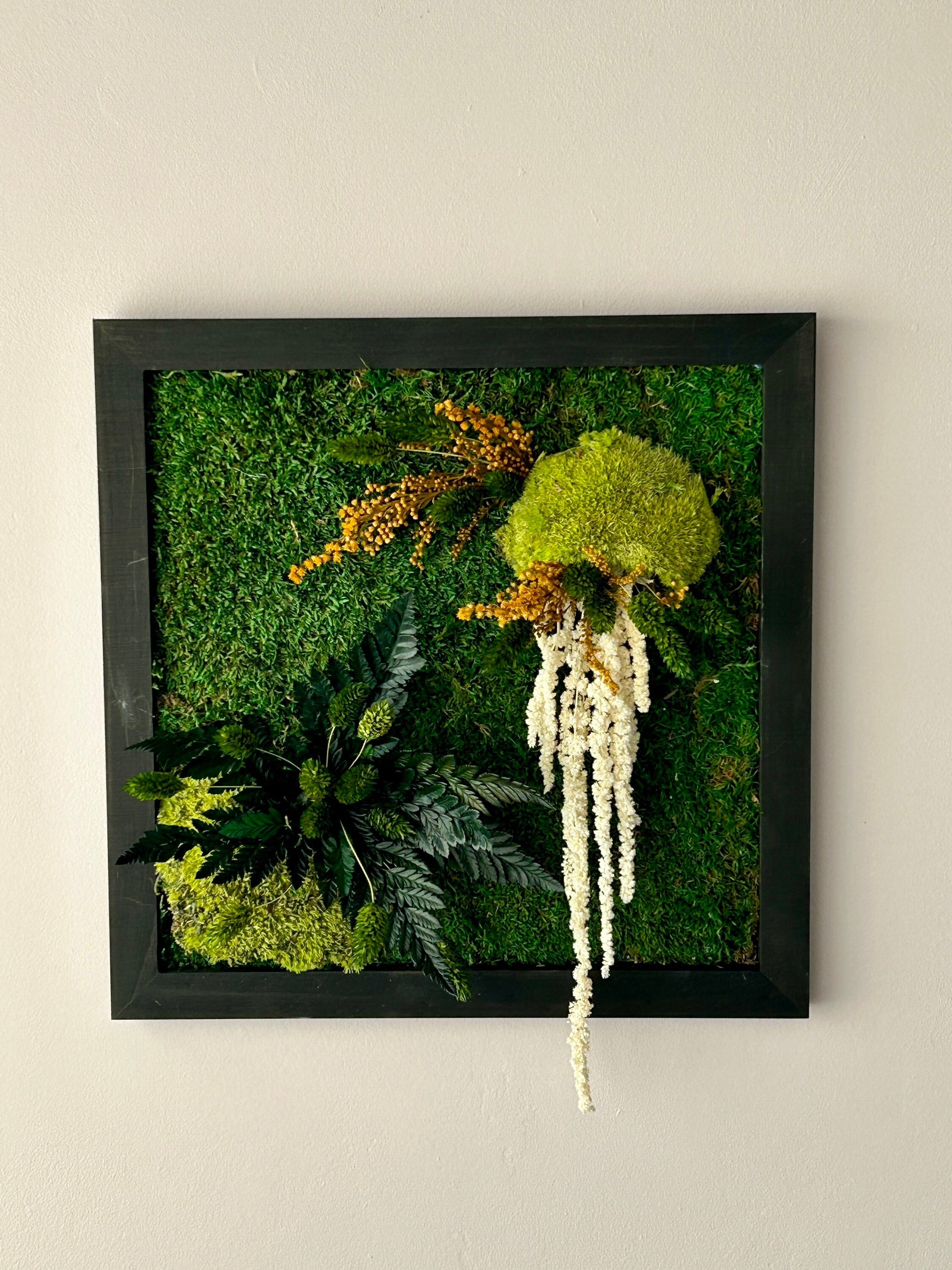Décoration murale verte, cadre végétal avec mousse stabilisée