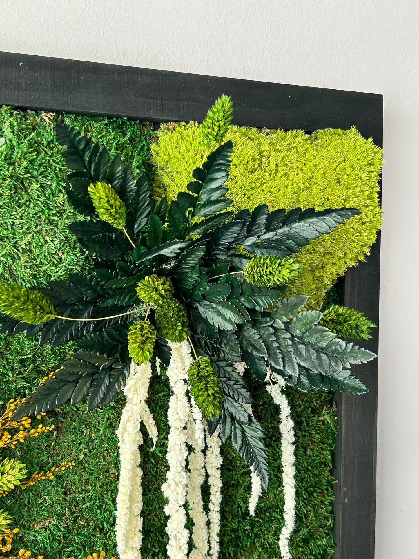 Composition végétale stabilisée avec feuillage et fleurs jaunes