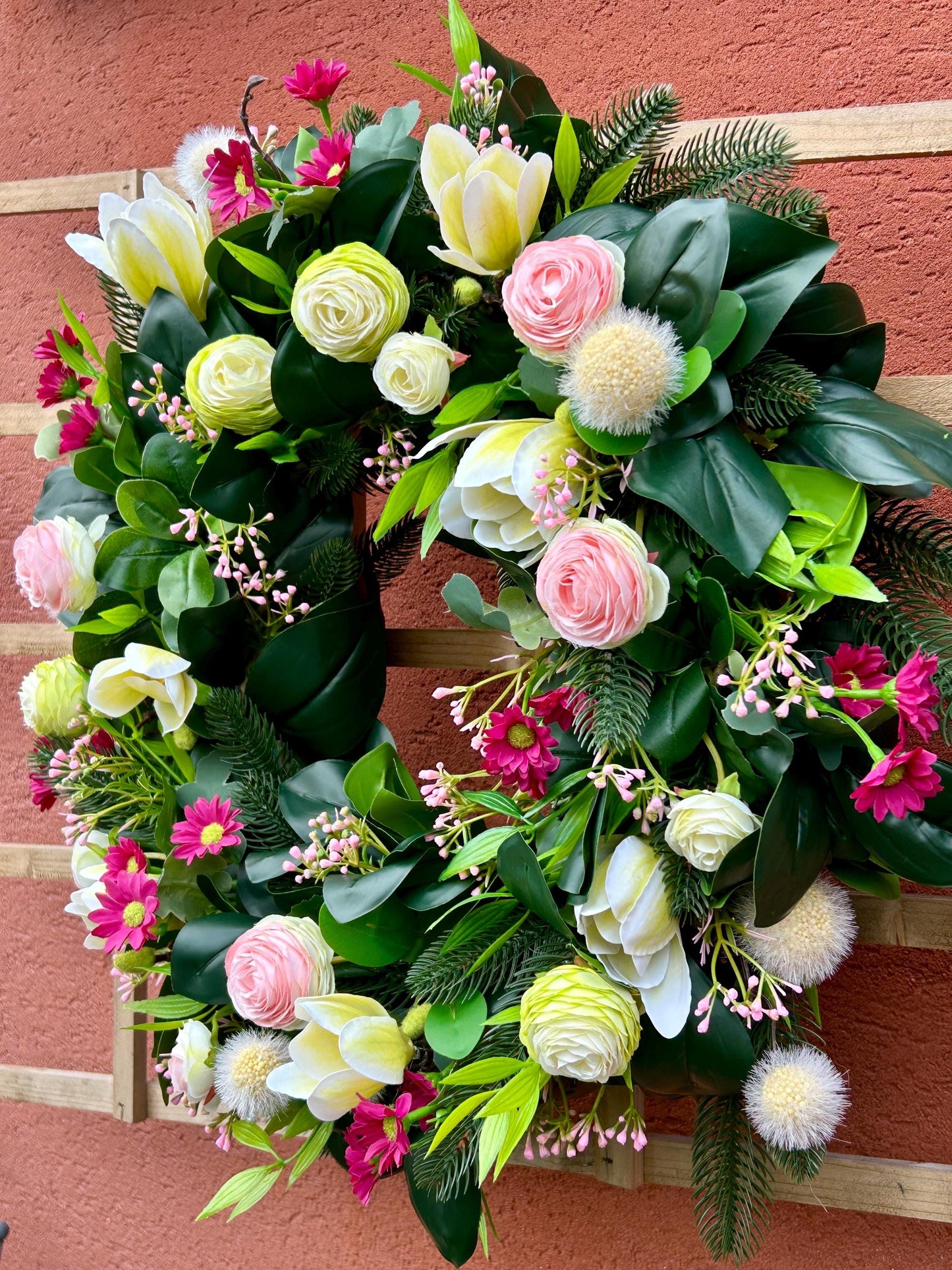 Couronne de printemps en plantes et de fleurs artificielles.