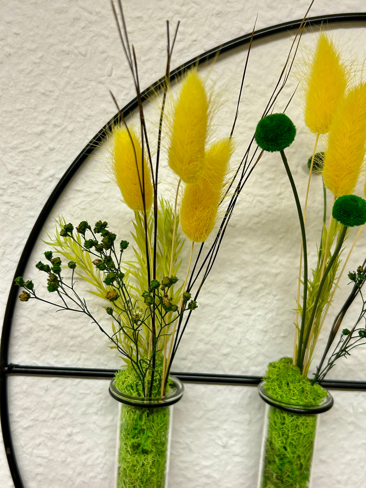 Couronne murale florale 35 cm avec éprouvettes en verre