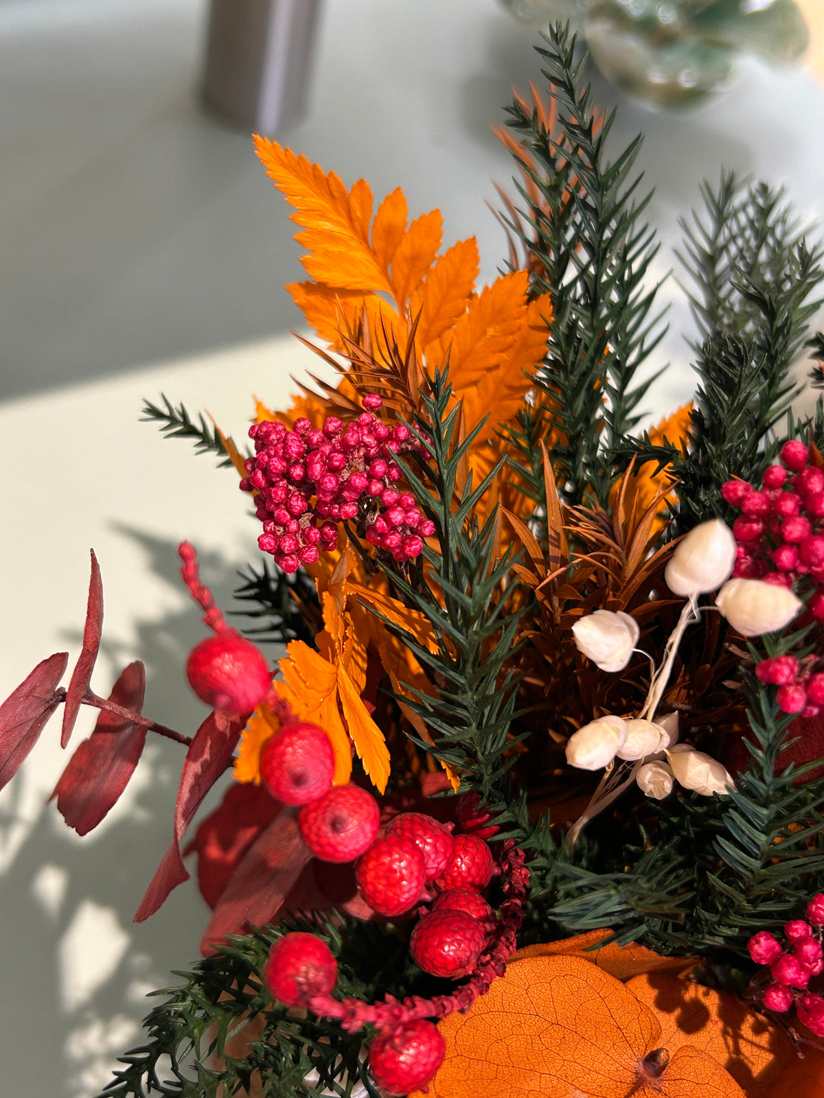 Composition florale stabilisée « Garance ». Centre de table.