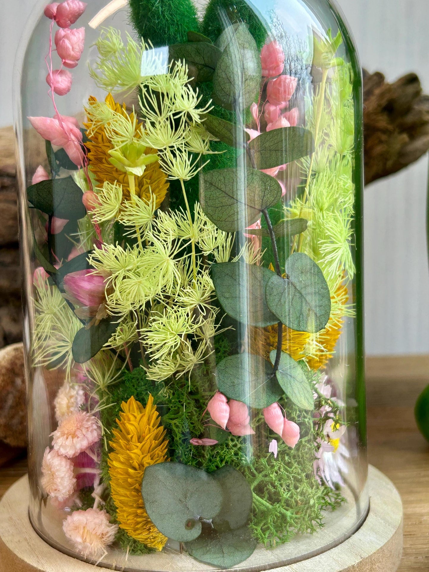 Composition florale sous cloche « Lapin au Jardin »