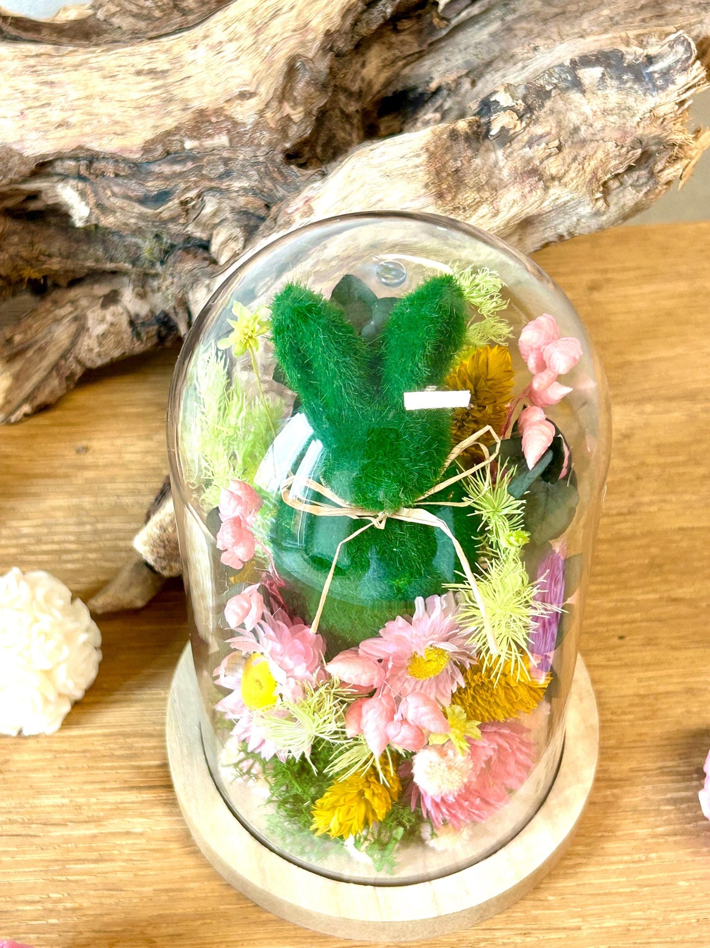 Composition florale sous cloche « Lapin au Jardin »