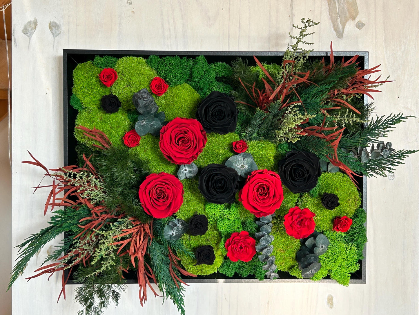 Tableau végétal stabilise avec fleurs roses rouges et noirs, Cadre avec plantes style moderne