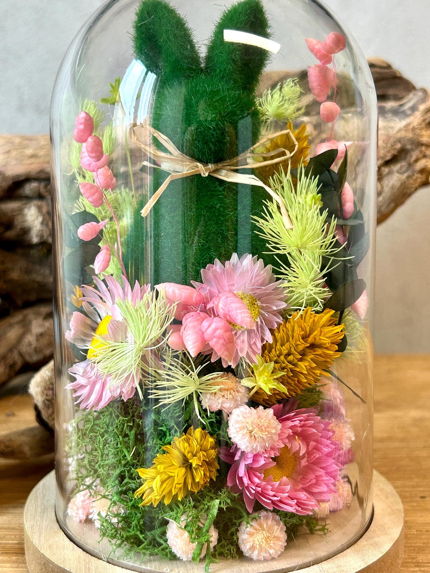 Composition florale sous cloche « Lapin au Jardin »
