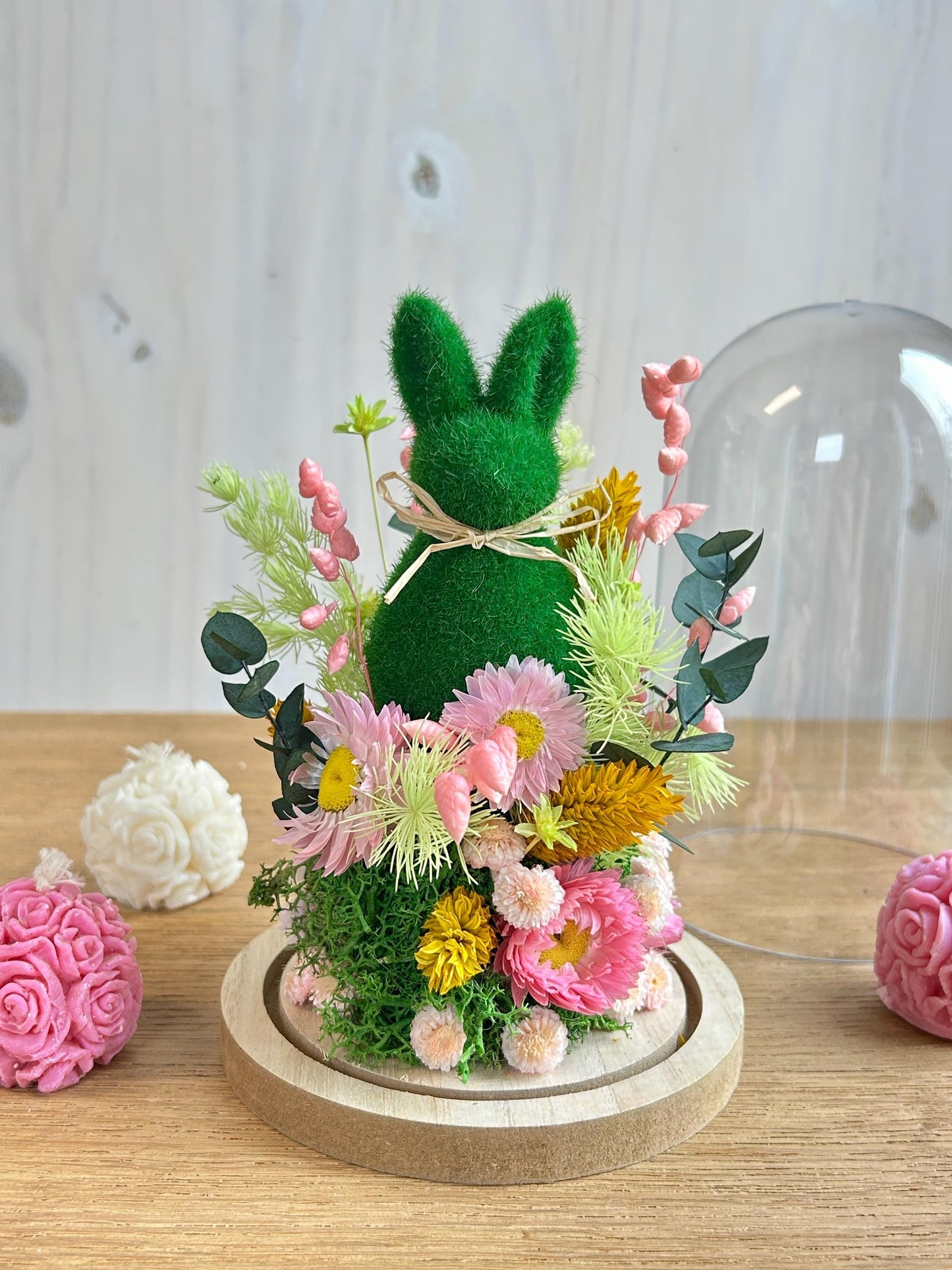 Composition florale sous cloche « Lapin au Jardin »