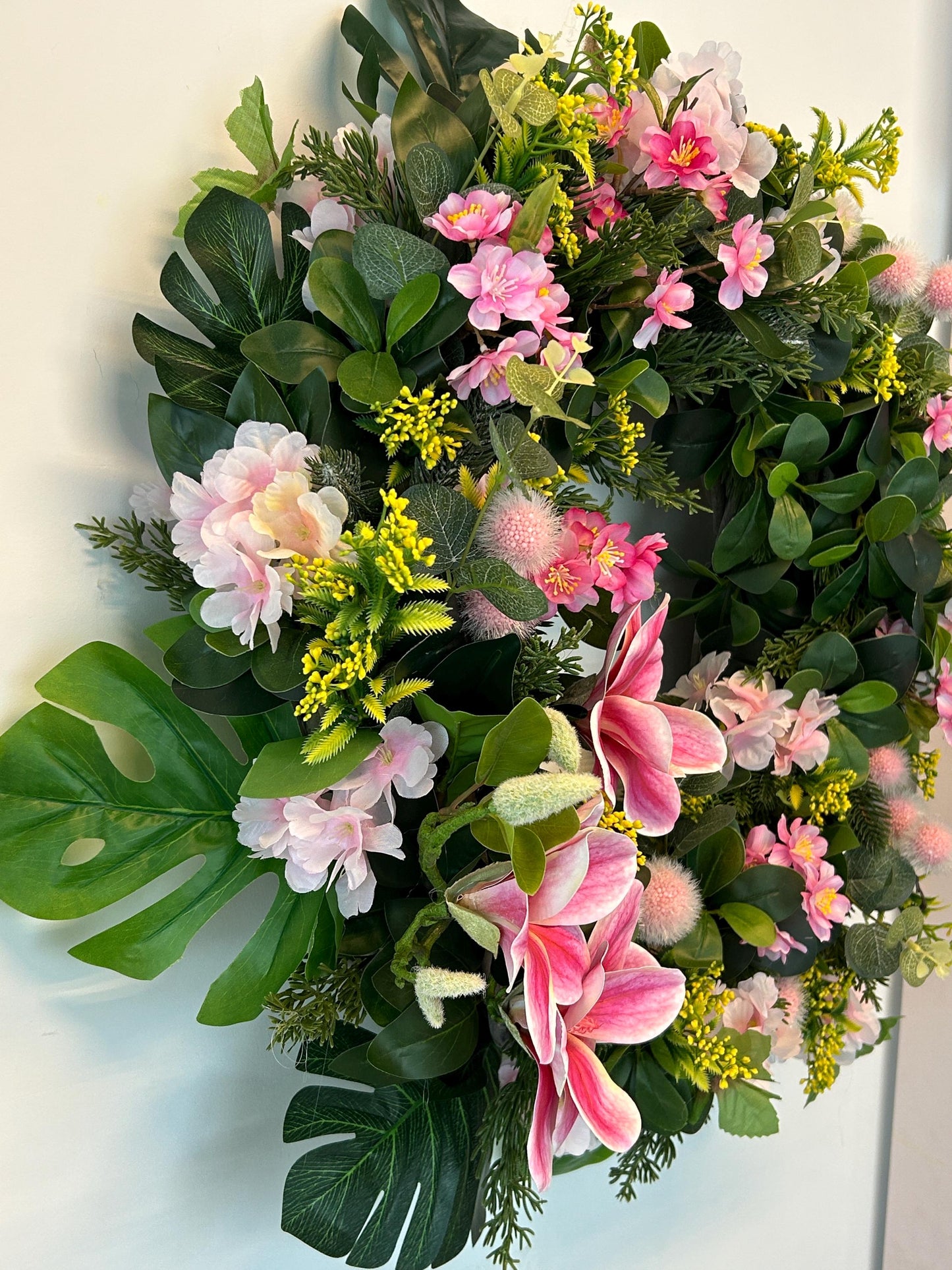 Couronne de printemps XXL composée de plantes et de fleurs artificielles. Couronne de porte quatre saisons