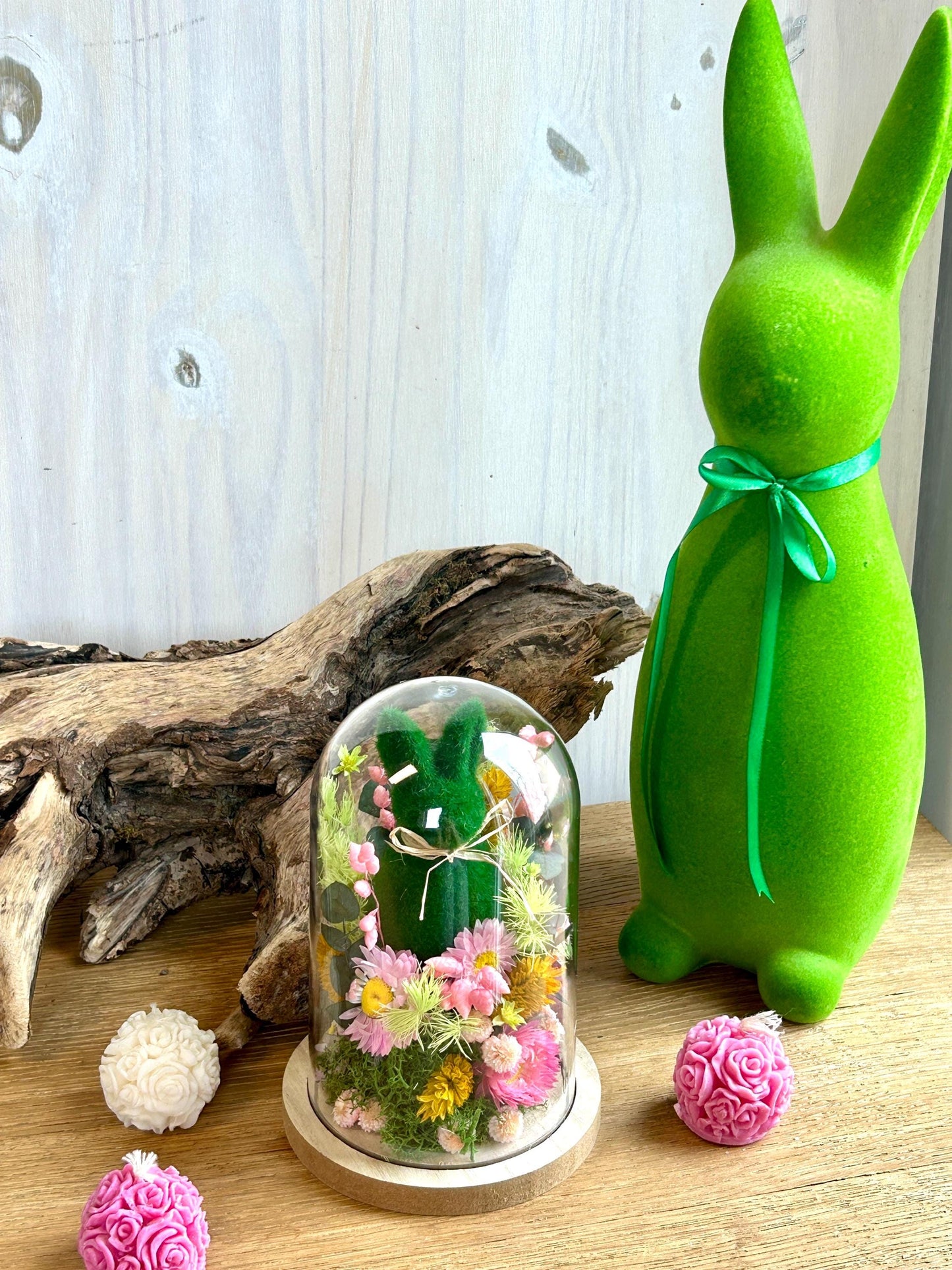 Composition florale sous cloche « Lapin au Jardin »